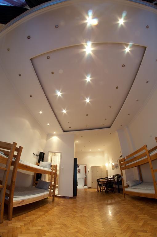 بودابست 11Th Hour Cinema Hostel الغرفة الصورة