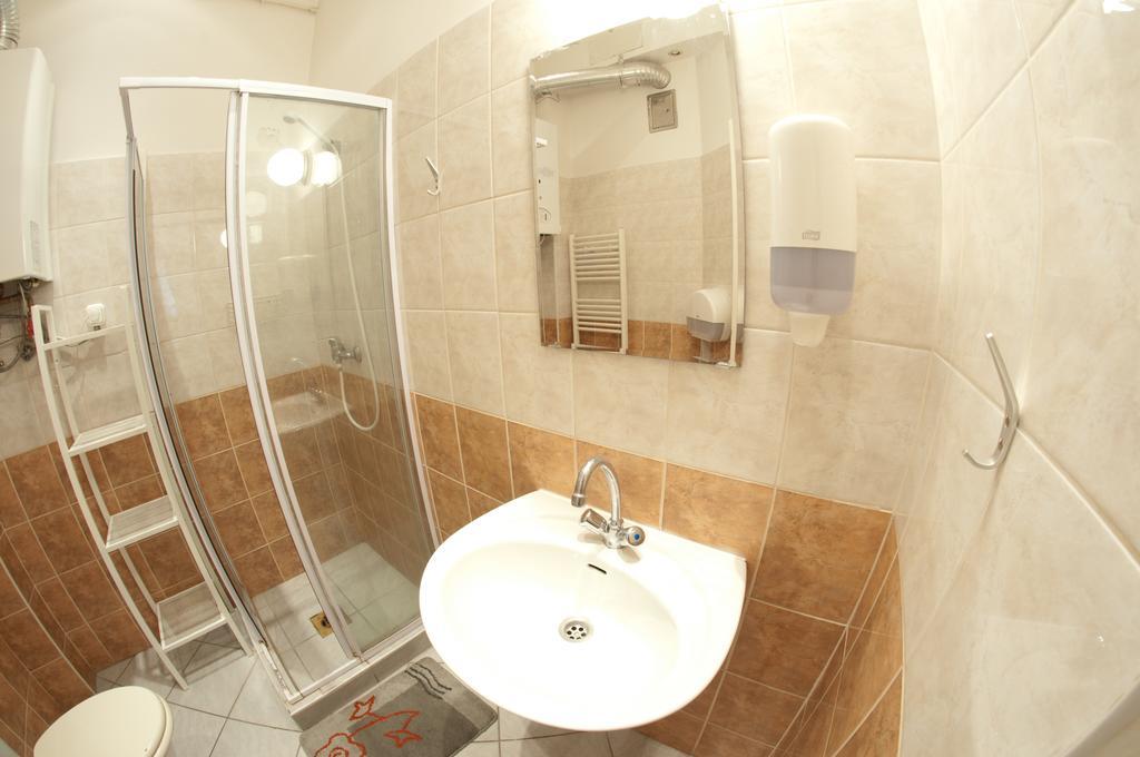 بودابست 11Th Hour Cinema Hostel الغرفة الصورة